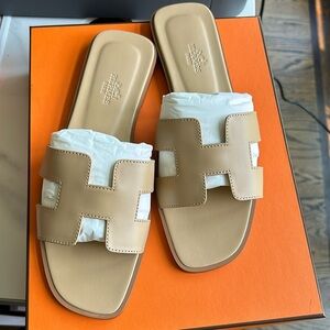 Brand new hermes beige natura/albino oran sandal